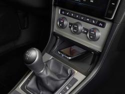 Alpine kabellose Ladestation fr Mobiltelelefone, Qi-Standard im VW Golf VII - KCE-G7QI